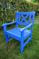 FRISK: Knallblå og full av energi er den blå stolen et friskt innslag i hagen. Får den være alene om fargen kommer den mer til sin rett. (Foto: Robert Walmann/ifi.no)
