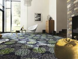 Polyflor har dette teppet «Modena Design Fiore» fra Vorwerk med blomstermotiv.
