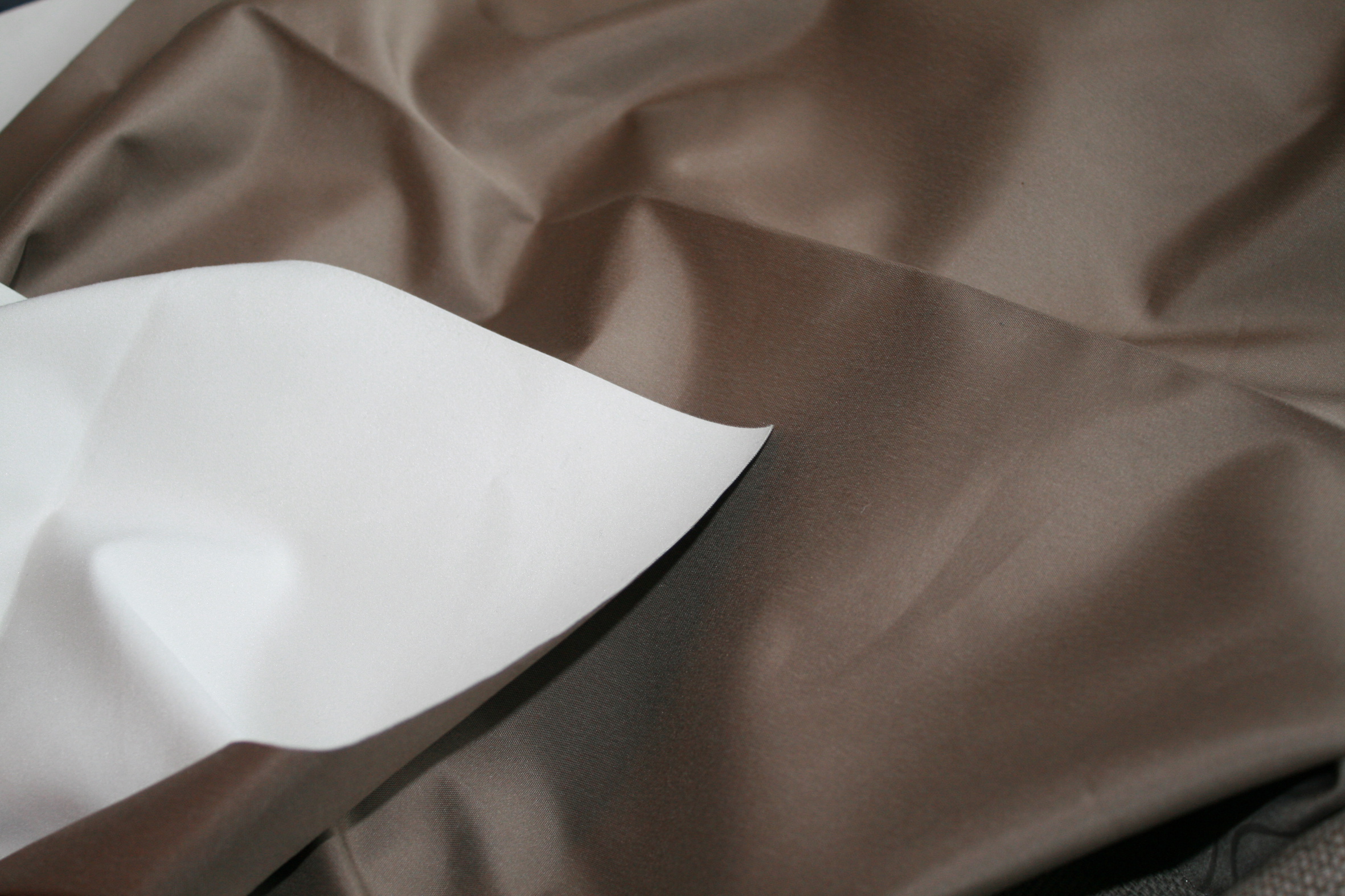 Black-out med taftliknende overflate og hvit bakside.