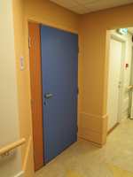 Korridor med varme siennatoner og blå dører