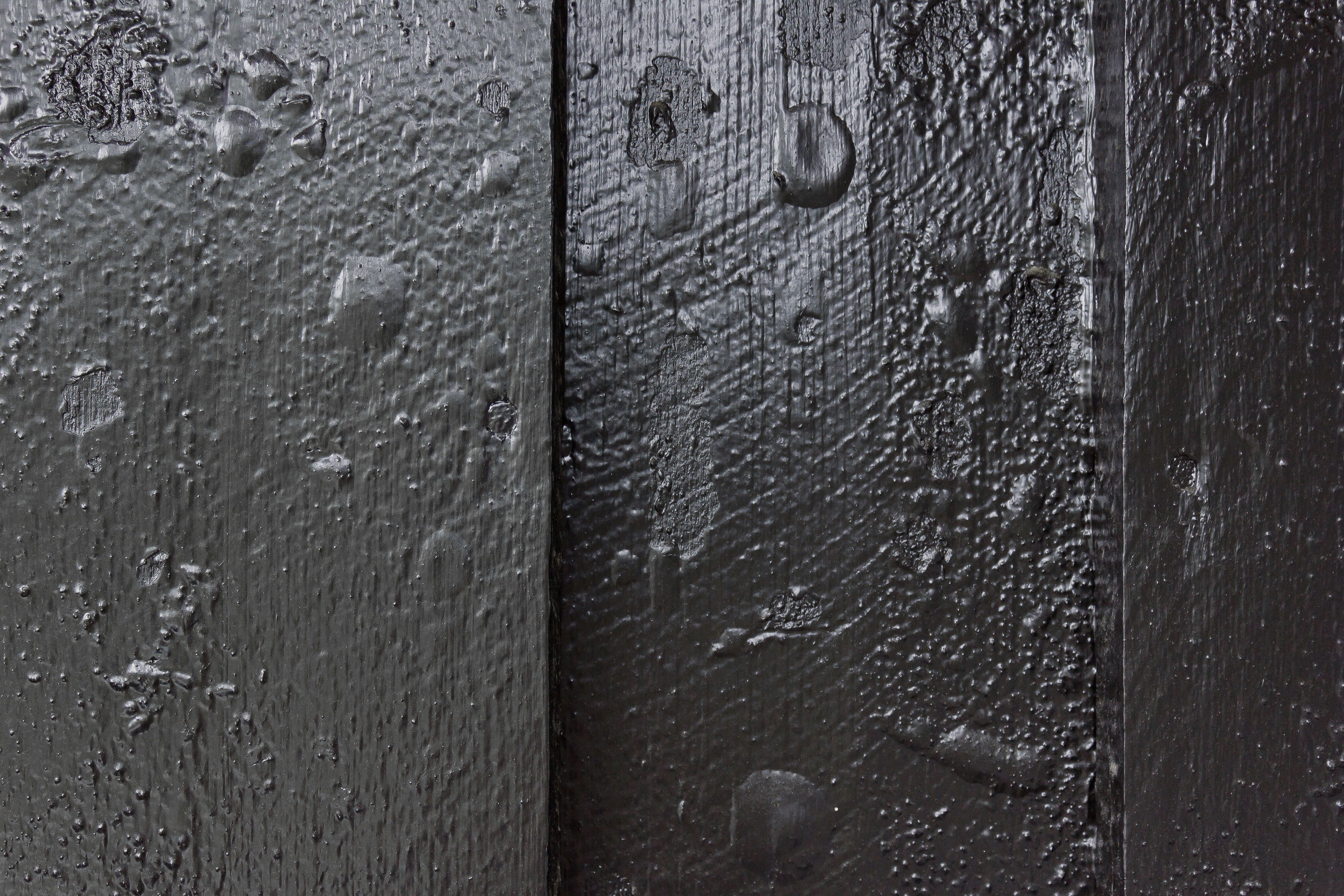 Solblærer kommer om morgenen etter at behandlingen er påført, eller samme ettermiddag hvis et nylig påført strøk allerede er skinntørket før solen når frem og varmer opp flaten.