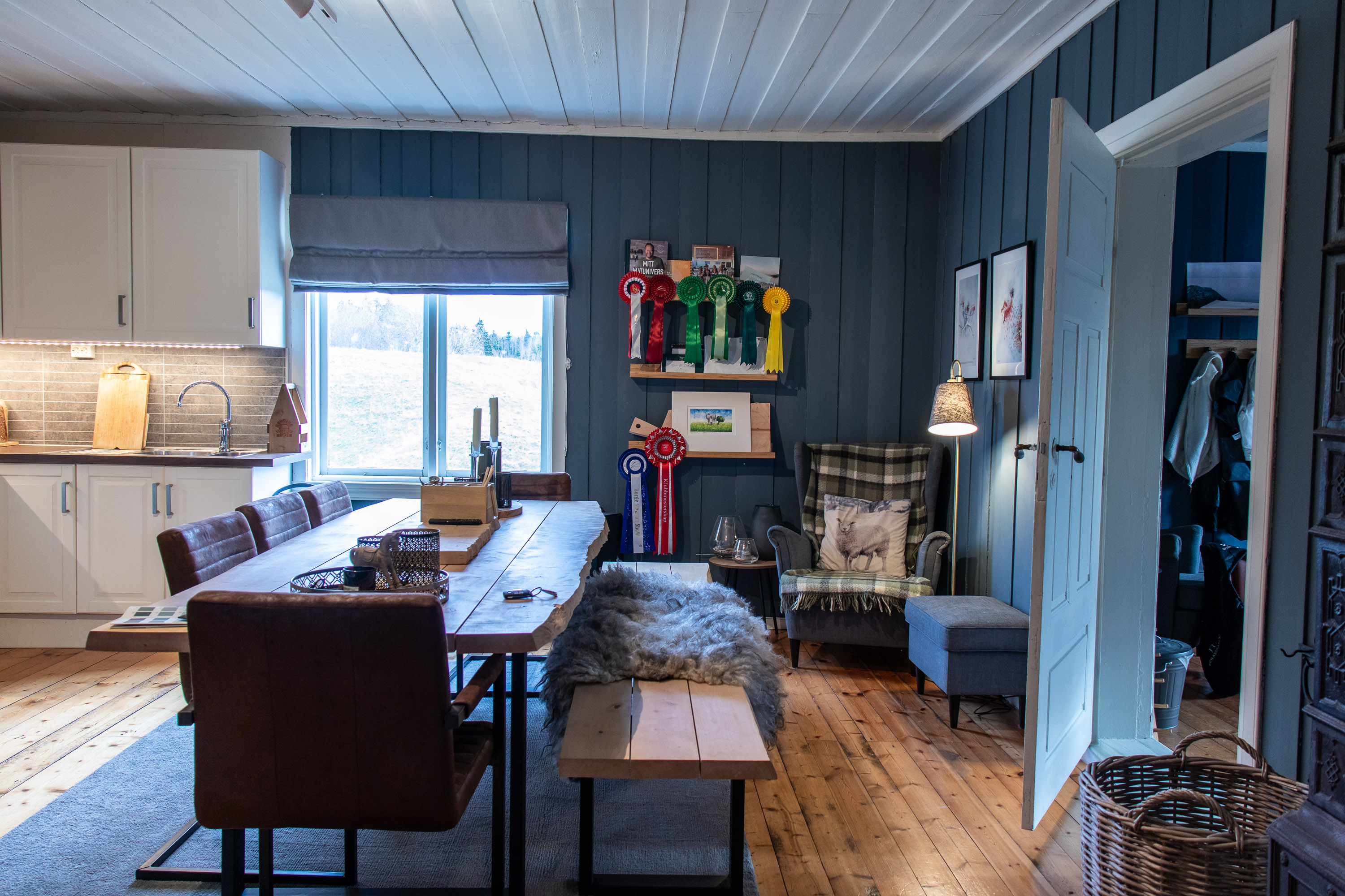 Kjøkken med blåmalt panel i eldre hus. Rustikke møbler