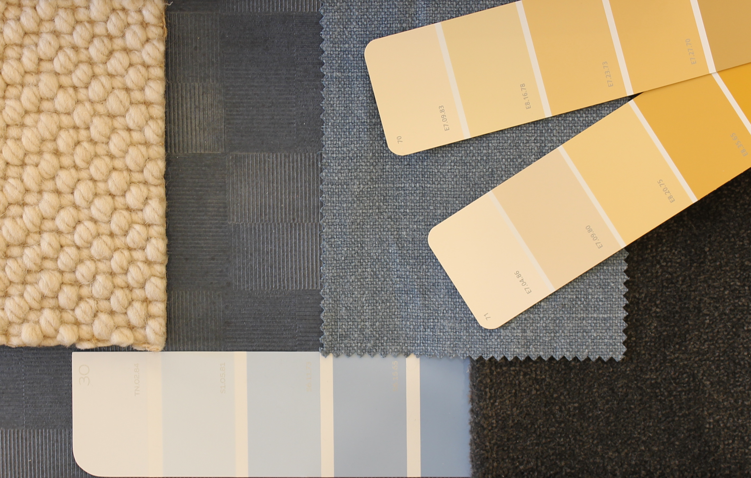 Blek guloransje og blått