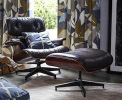 RETRO: Her får stolen god hjelp av mønsteret på tekstilene til å skape følelsen av retro. Tekstiler fra Scion/Tapethuset.