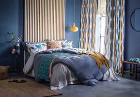 GOD NATT: Mørke blåfarger er populært på soverommet. Det er behagelig, beroligende og gir god søvn. Kombinert med tekstiler i gult og guloransje, som disse fra Scion/Intag, skapes et harmonisk og fint interiør.