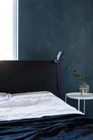 MØRKT: Når det er mørkt på rommet, får vi bedre søvn, ifølge ekspertene. Denne lekre mørkeblå fargen heter Steel Blue og er fra Pure & Original.