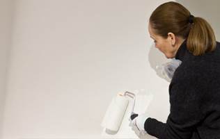 SPERRER: Isolerende og sperrende malinger kan hjelpe deg å få bukt med røyklukt og sotskader.