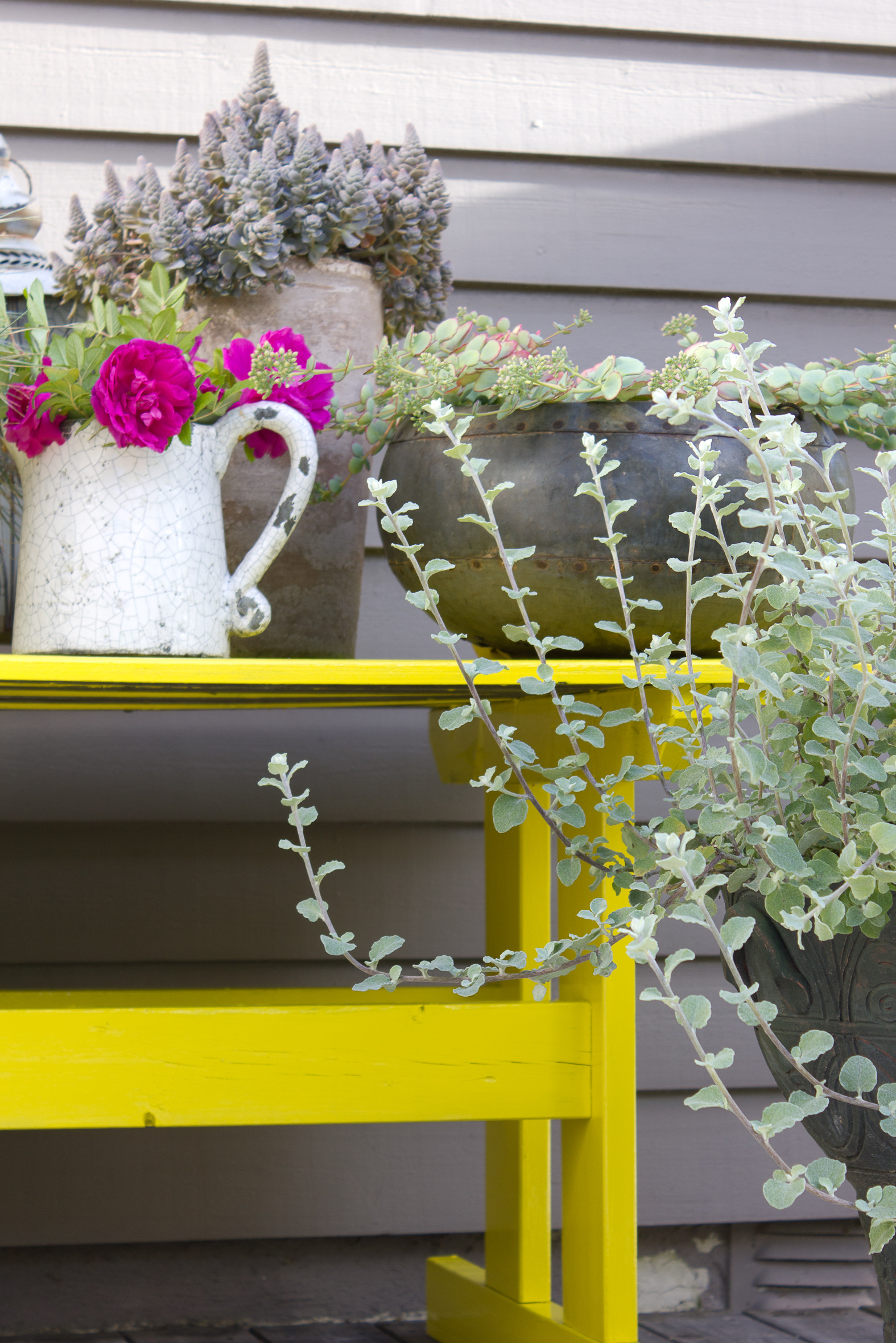 SPREKT: Fra slitent og brunt til sprekt, knallgult blomsterbord.  