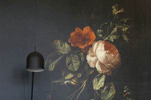 HISTORISK: Et rosemotiv på krakelert bunn ser ut som det er malt rett på veggen for lenge siden og gir et lite pust av historie. Tapetet er fra kolleksjonen Blush hos Storeys.