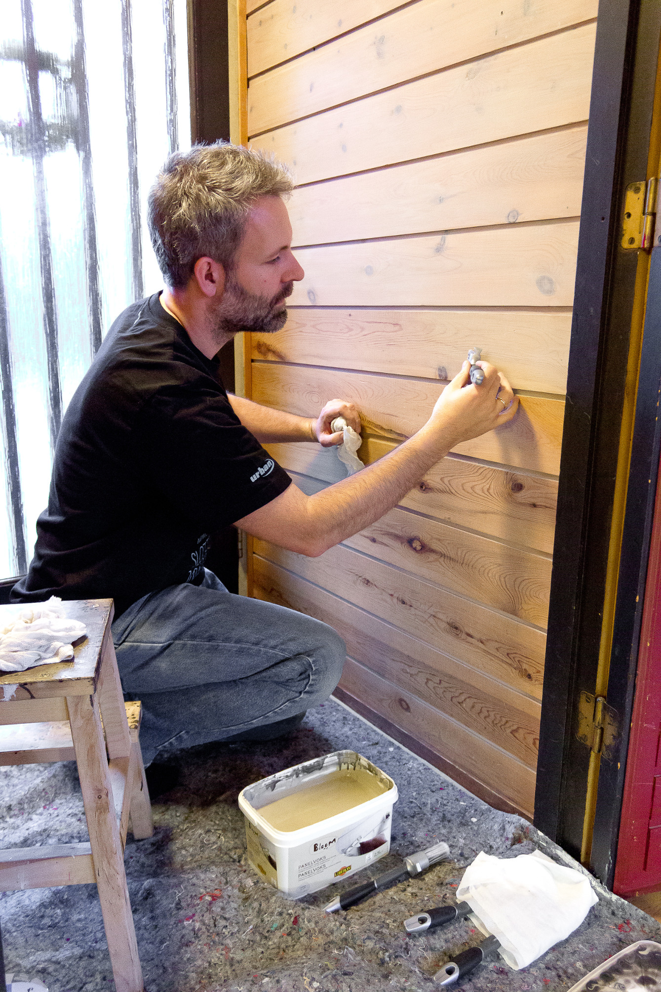 Det trenger ikke &aring; ta mye tid &aring; lysne et gulnet panel. &ndash; Bloom Panelvoks drypper ikke og er enkel &aring; p&aring;f&oslash;re. Ett str&oslash;k er ofte nok, sier Audun Klauseie hos Alanor.