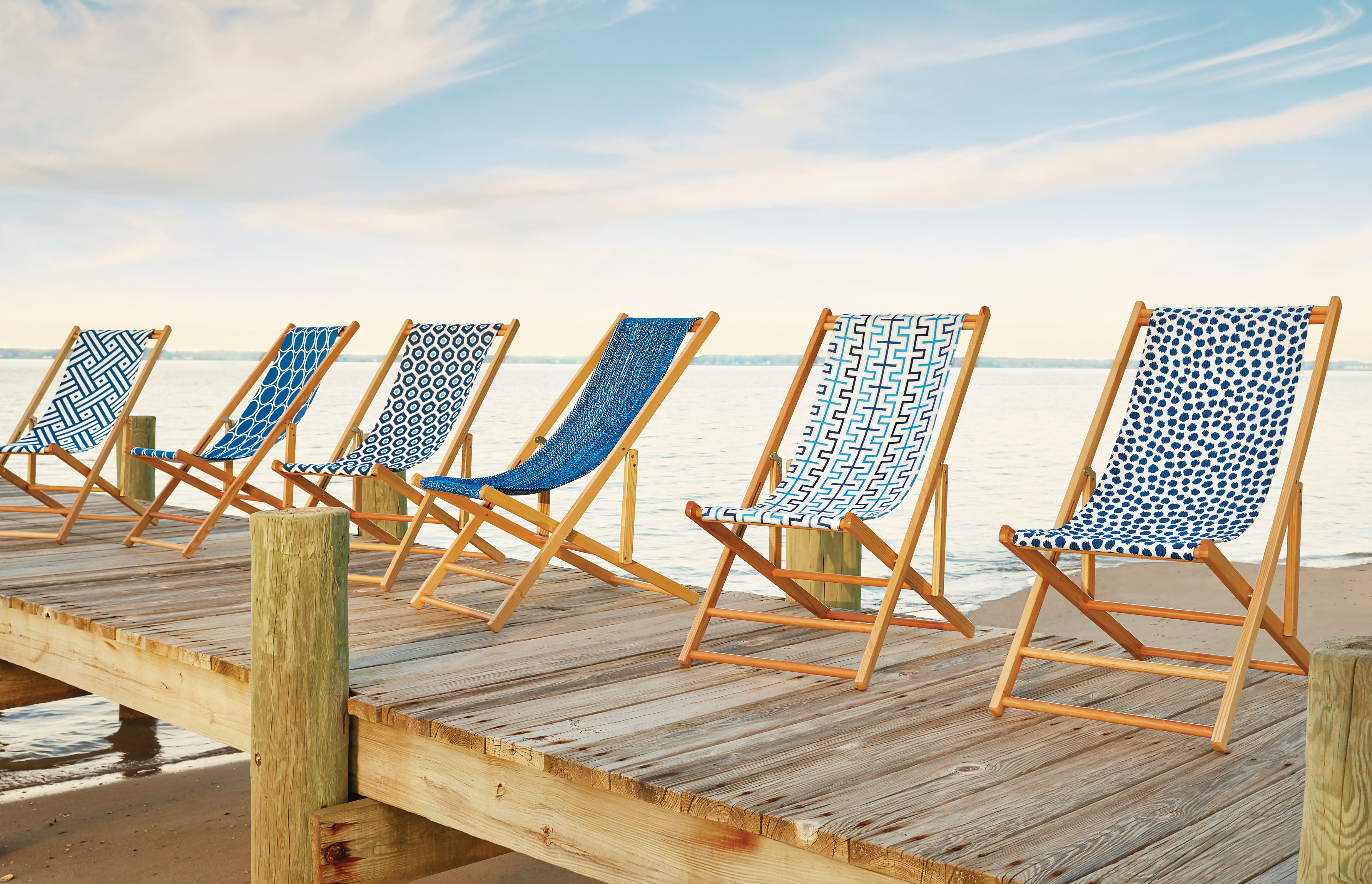 Når skyene driver over himmel og hav skapes de herligste mønster. Hvorfor ikke skape lignende stemning med tekstiler i varierende mønster?  Tekstilene er fra Thibeauts kolleksjon Calypso og føres av INTAG
