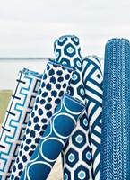 Med tekstiler i mange ulike mønster har du nesten ubegrenset med muligheter. Puter, gardiner, duker, trekk til stoler - det meste går an! Her er Calypso fra Thibaut, som føres av INTAG.