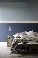 Flerfargede vegger er en stor trend, og soverommet er et ideelt rom å teste ut teknikken på. Hva med et svalt rom i to harmonerende blåfarger?