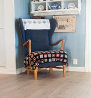 PUST I BAKKEN: Å ha gode lenestoler på kjøkkenet hører med. – Vi får mye besøk her på gården. Det er godt å sette seg i en stol som har levd lenge, sier Lise Beate. 