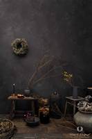 <b>MØRKE TIDER:</b> Bohemian Vintage er en mørk grå, som i kombinasjon med oransje, gult og brente rødtoner, gir en intens dybde til rommet.