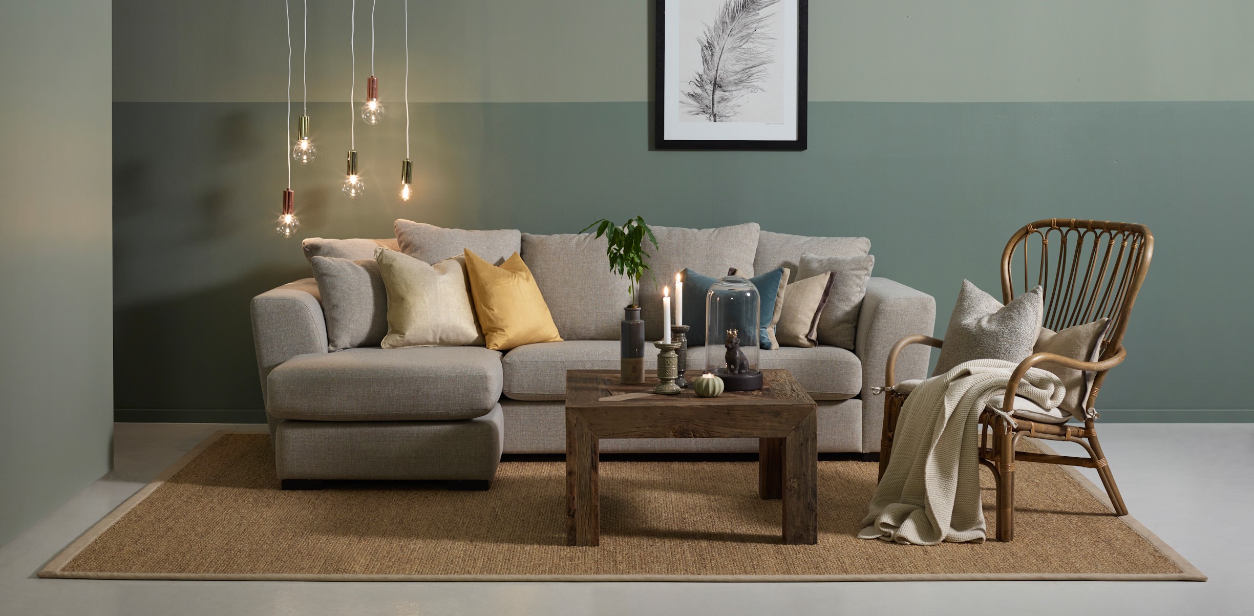 Grå sofa med gul pute fra Bohus 2014