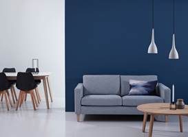 <b>GRÅ SOFA:</b> En blå vegg er fin bakgrunn for en grå sofa. Men test blåfargen mot sofaen din før du bestemmer farge. (Foto: Bohus)