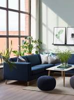 Nå tar vi naturen inn i stuen, og innreder med grønne planter, blader og strå.  Veggen er malt med fargen Nordisk grønn fra Nordsjö og den blå sofaen er fra Bohus.