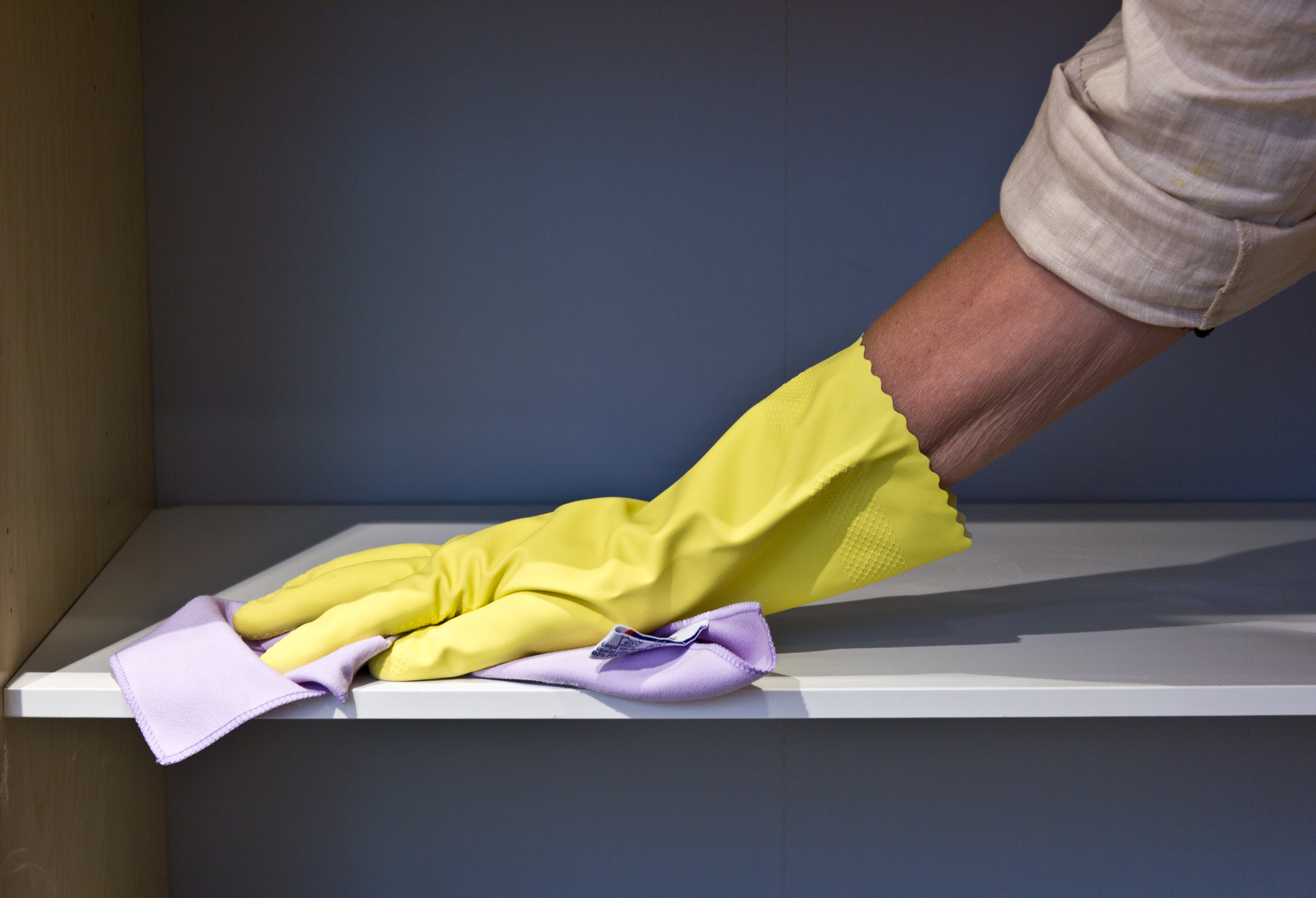 AVSTØV: Bruk en tørr mikrofiberklut til å fjerne slipestøvet. (Foto: Mari Rosenberg/ifi.no)