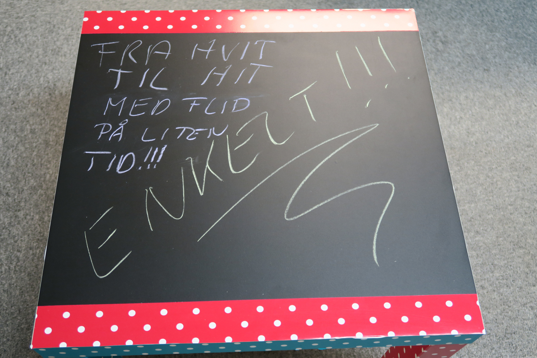 Her har en av selgerne hos Fantasi Interiør lekt seg selvklebende vinylfolie på et gammelt bord. Det er gøy for både små og store.