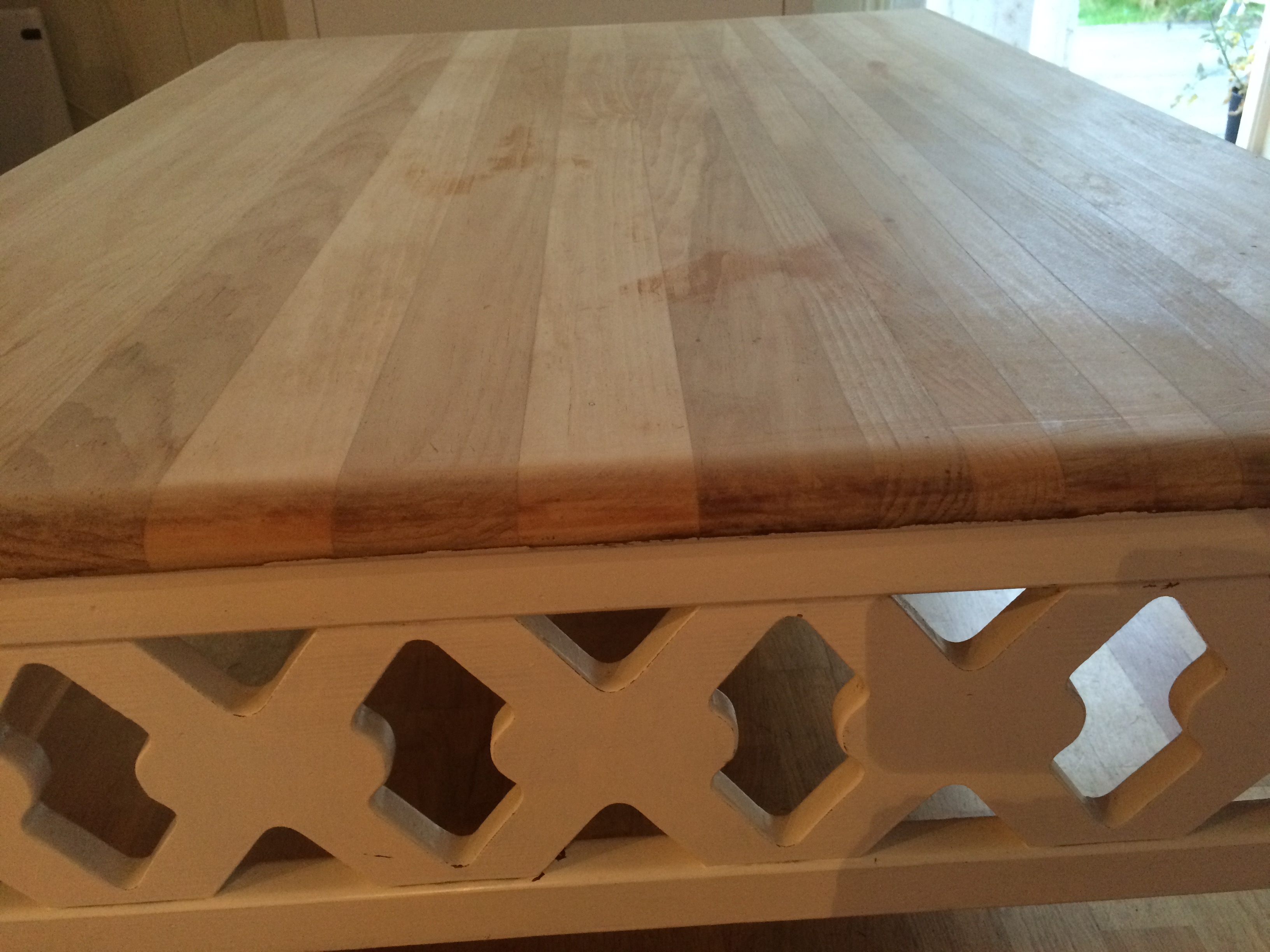 Bordplaten  er fri for maling og klar for ny behandling.