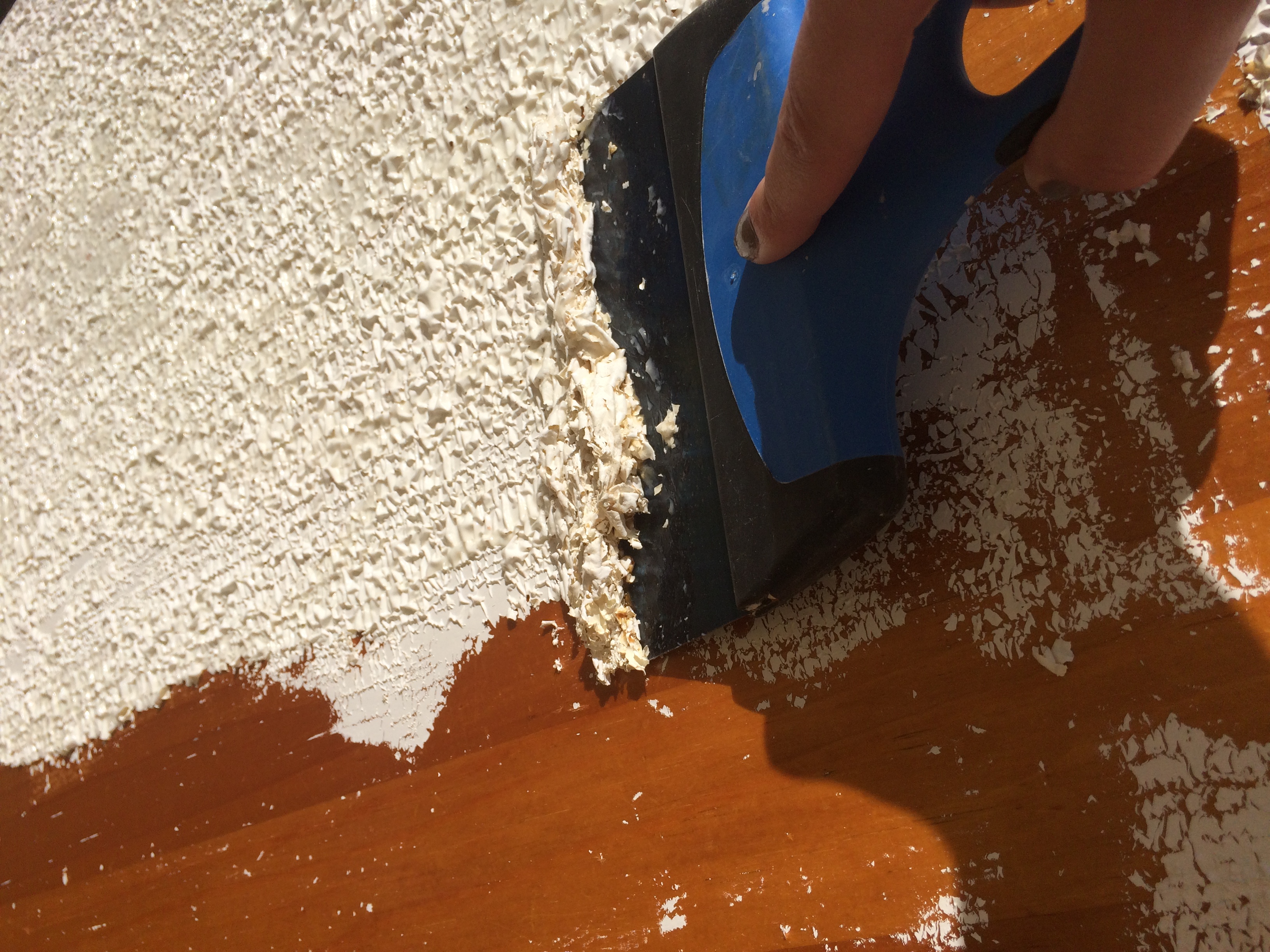 En sparkel er blant verktøyene som er egnet til skrapejobben.