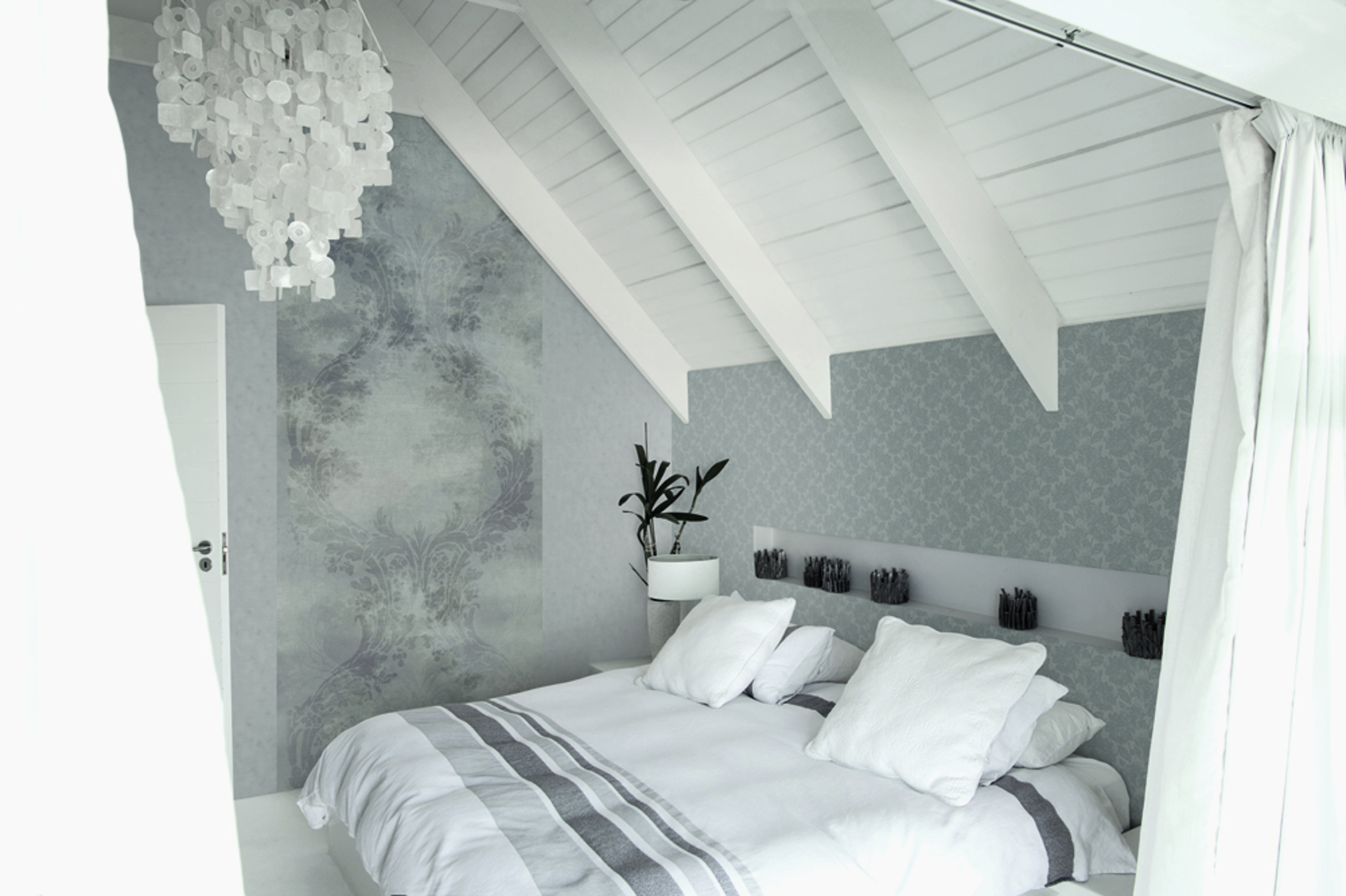 Skråtak ingen hindring – her er det satt opp et tapetpanel fra kolleksjonen Alta Gamma Sempre, sammen med en annen design fra samme kolleksjon. 