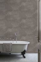 <b>RØFT:</b> Med våtromstapet med betonglook kan du få et tøft og industrielt utseende på badet.