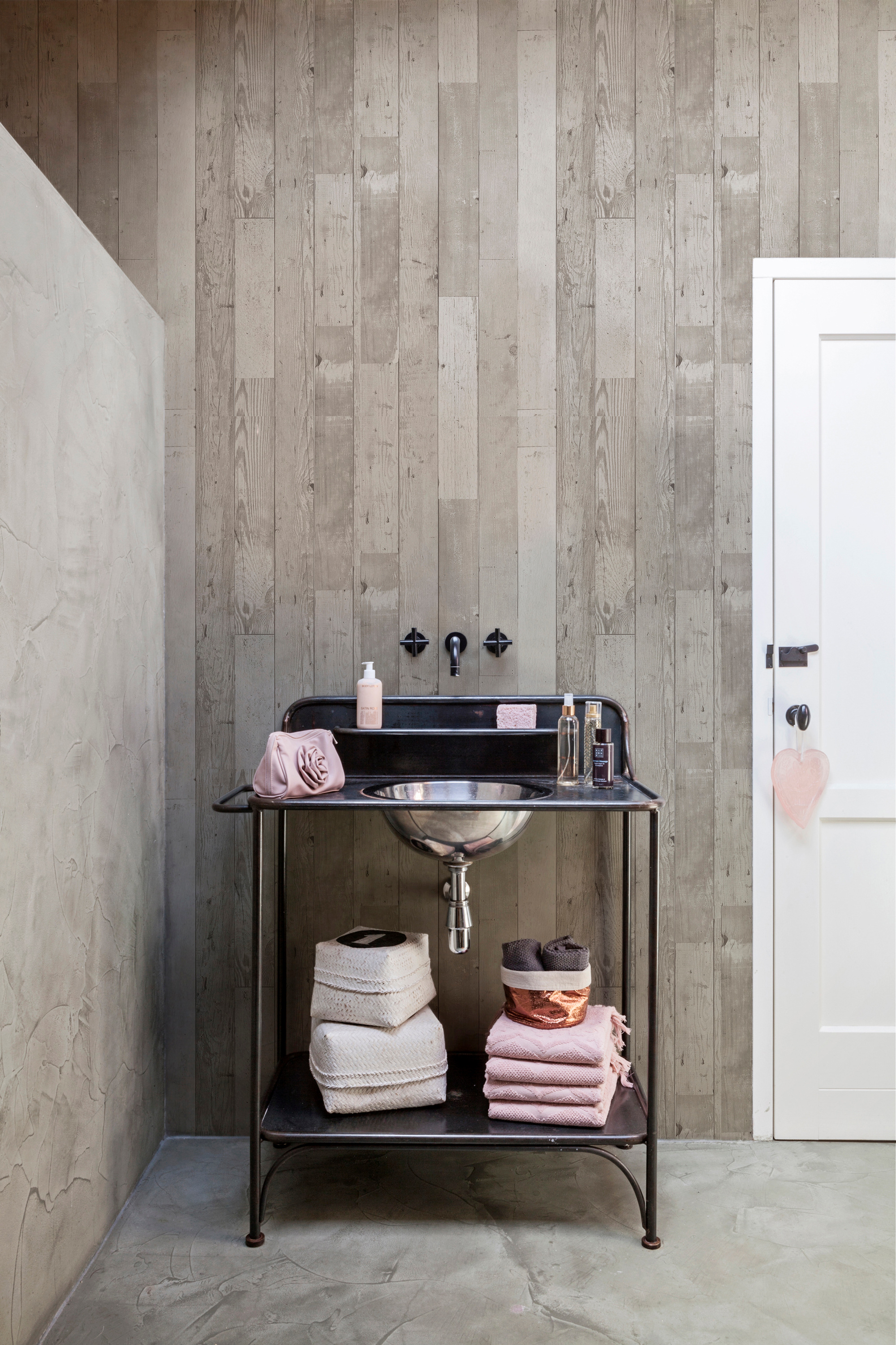 TREVEGG: I tapetkolleksjonen Aqua fra Borge fant vi trevegg. Mønsteret finnes i to nyanser av grått. Her er den kombinert med betongpuss.