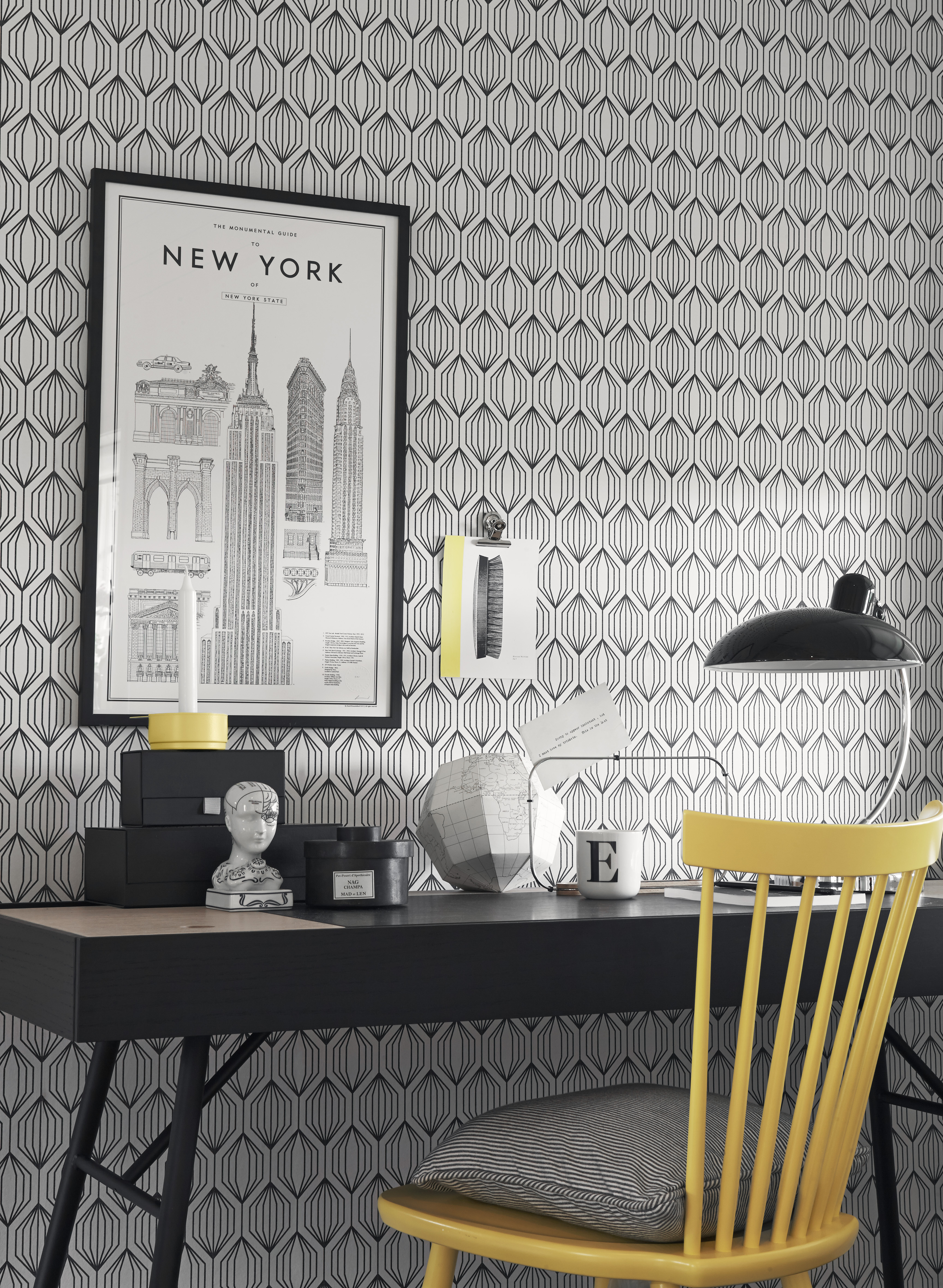 Med et fint tapet og en stilig kontrastfarge ble hjørnet av denne trappegangen en praktisk og dekorativ arbeidssone. Tapetet er fra Borges kolleksjon Borosan.