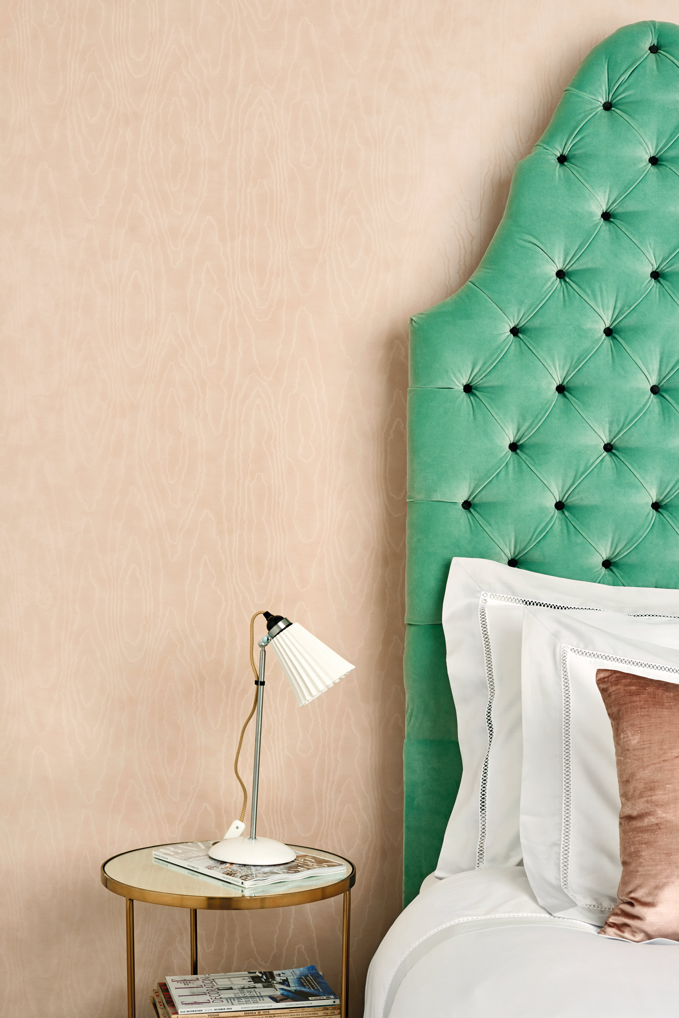 Et tekstiltapet med moarémønster og en sengegavl i fløyel kan skape overflater med liv. Tapet fra Borge.