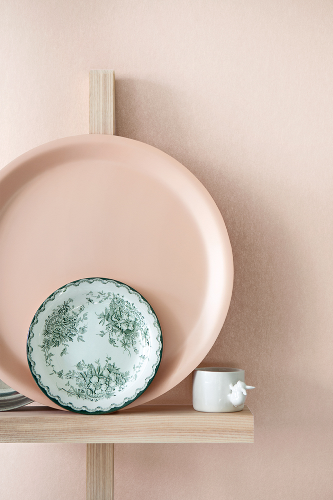 Asjetten i front fremhever den behagelige tapeten og interiørdetaljene, og gjør at fargene ikke 