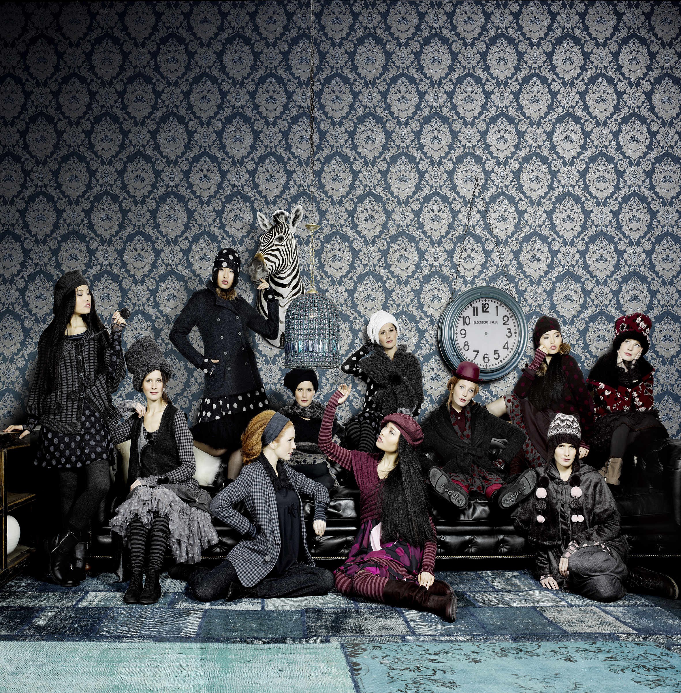 Tapet med ornamentmønster er fortsatt blant bestselgerne. En variant med det klassiske mønsteret på mørk blå bakgrunn kan rockes opp med rett tilbehør. Kolleksjonen Favourite Twist kommer fra Borge.