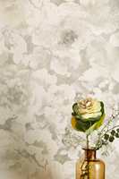 <b>FORSIKTIG:</b> Blomster er også aktuelt i duse og nøytrale farger. Disse sarte rosene er på tapetet hos Borge i kolleksjonen Florentine II.