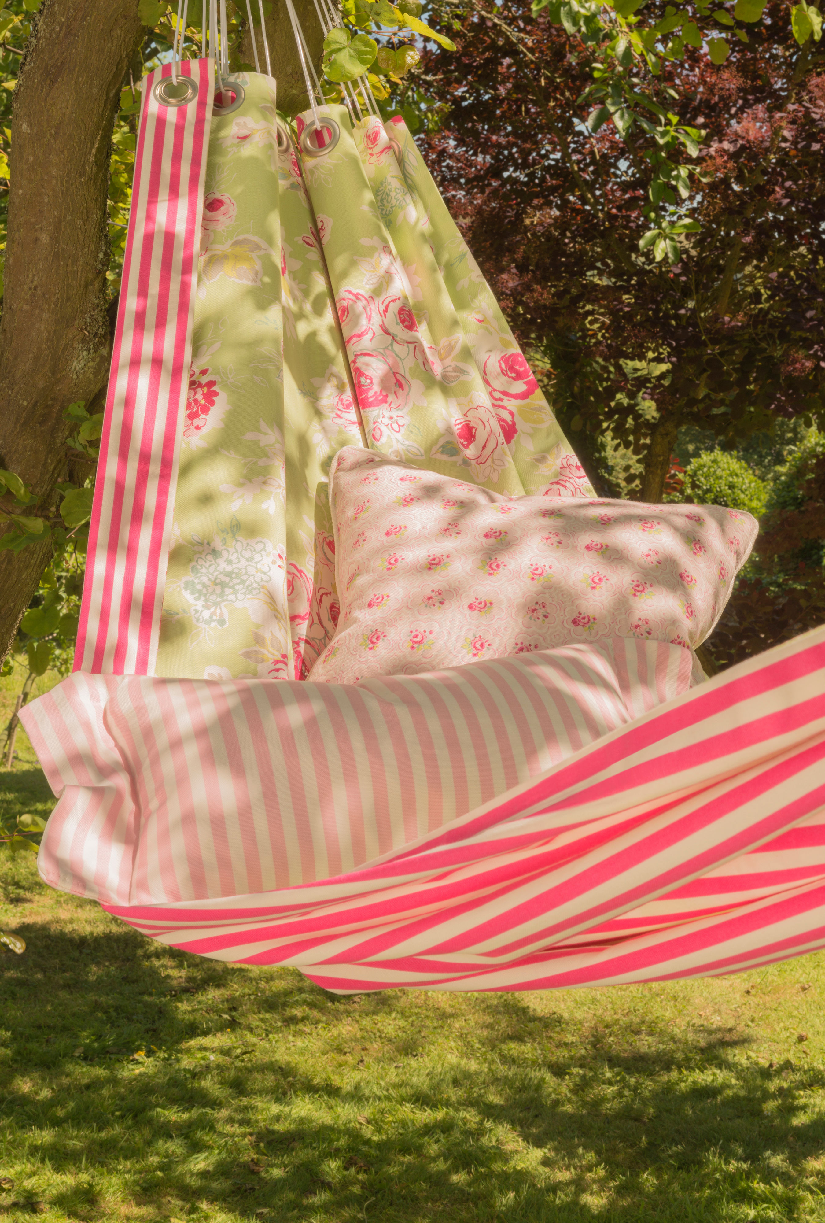 Når man først er i gang, så er det fristende med en hengekøye. Denne er det mulig å kopiere. Tekstilene er fra Borge og heter betegnende nok Garden Party.