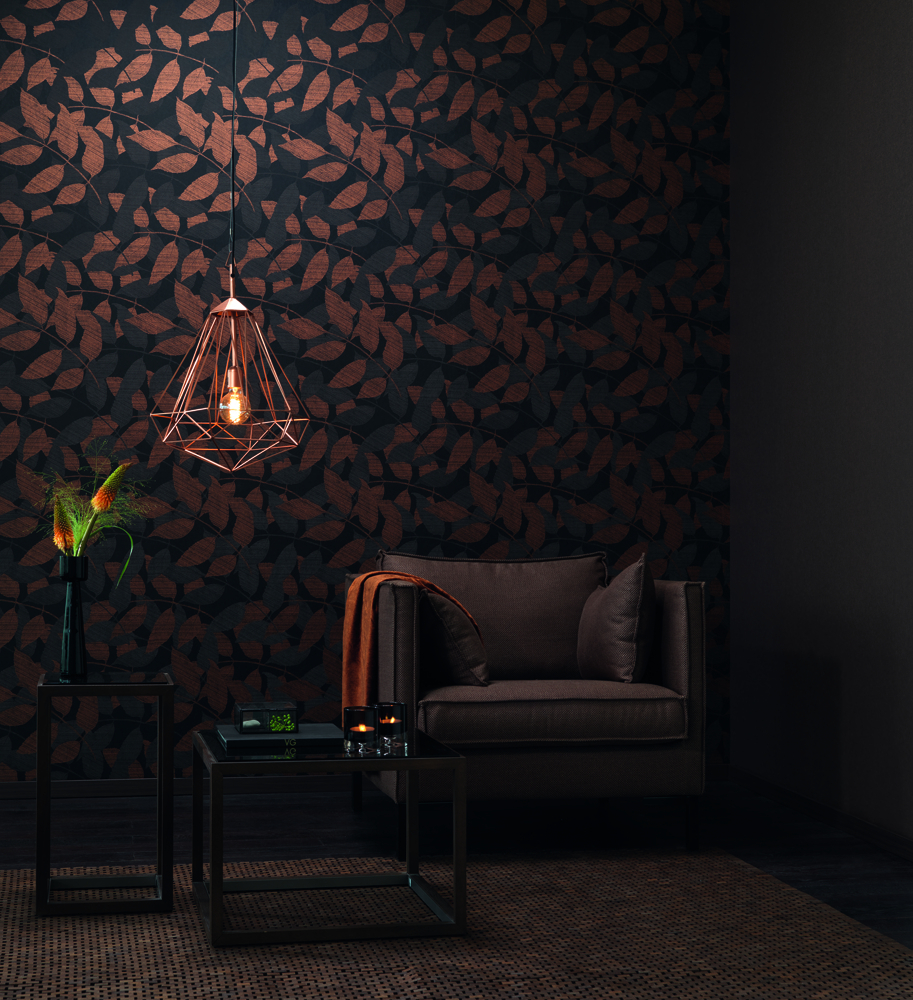 Er du på utkikk etter et tapet som tilfører interiøret en eksklusiv karakter og gir rommet dybde og klassisk sjarm, er Indigo tapetkolleksjonen for deg. Sort og gull går igjen som viktige farger.