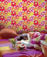 Glade Marimekko-blomster er et fargerikt alternativ på tenåringsrommet.