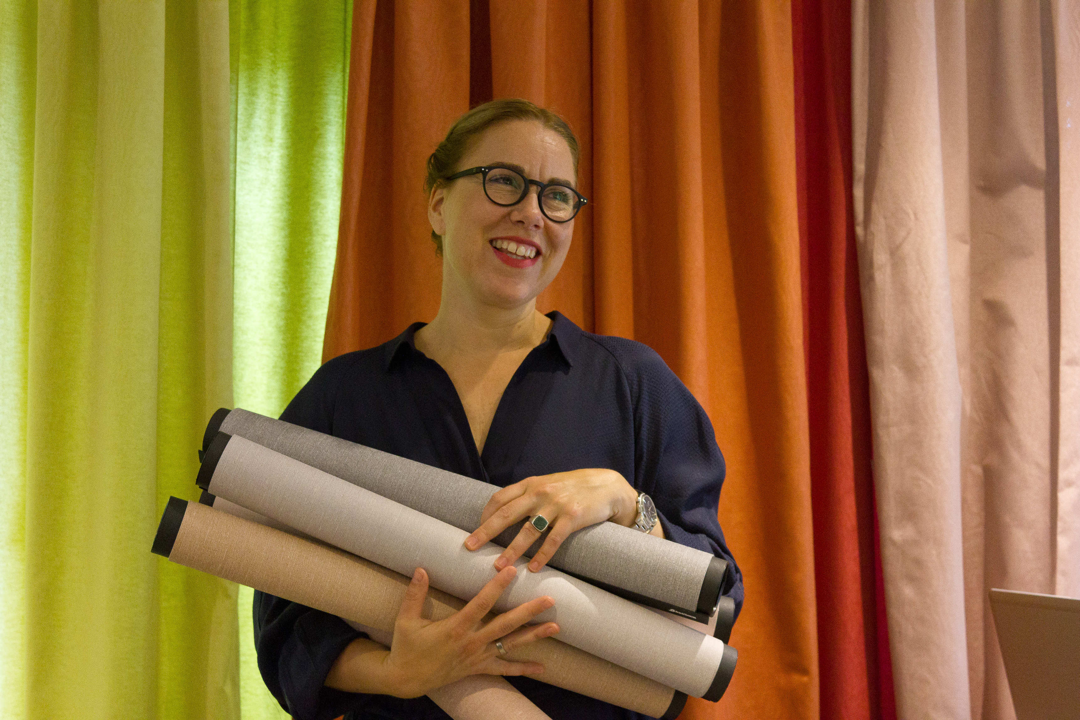 Birgit Torkildsby viser entusiastisk frem høstens nyheter.