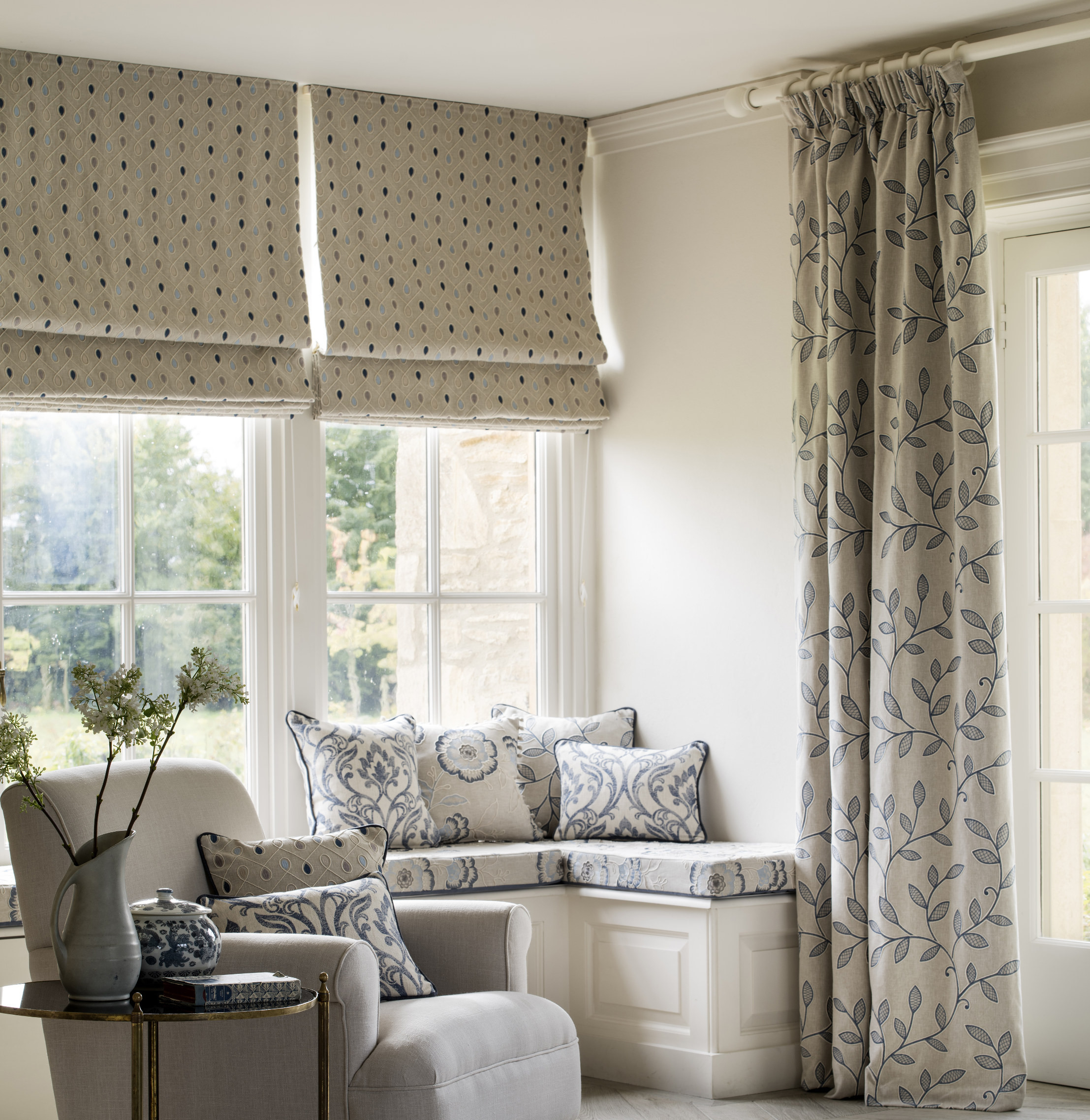 RYNKEBÅND: I denne stuen er det kombinert lift og sidesjal i ulike vinduer. Sidesjalene har påsydd rynkebånd. En krok som festes i rynkebåndet monteres i ringen på gardinstangen. Tekstilet Richmond er fra Clarke & Clarke/Borge.