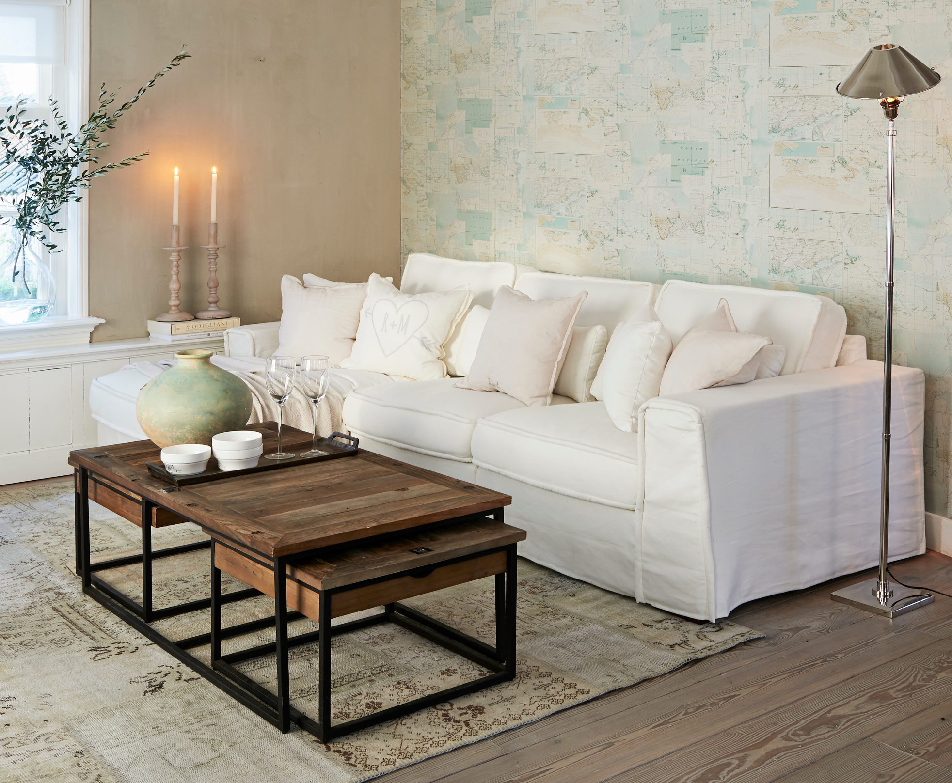 LUNT OG LYST: Farger er bare ett av virkemidlene som skaper atmosfære og stil. Med tekstiler, volum, taktile flater og runde former blir det lunt. (Foto: Borge)