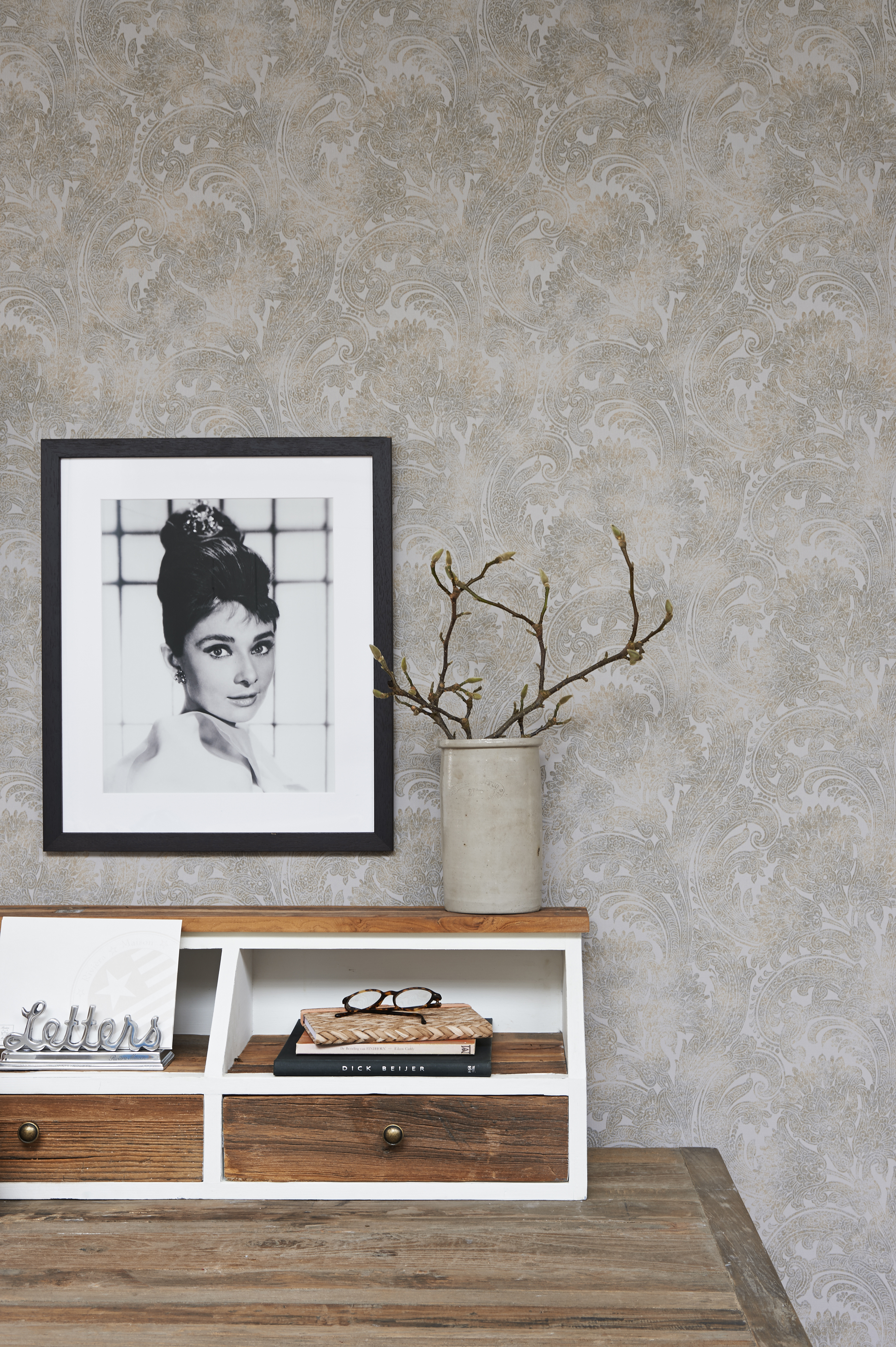 TIDSRIKTIG: Paisleymønsteret var også med da det kjente interiørmerket Riviera Maison lanserte sin første tapetkolleksjon i vår. Tapetet føres av Borge. 