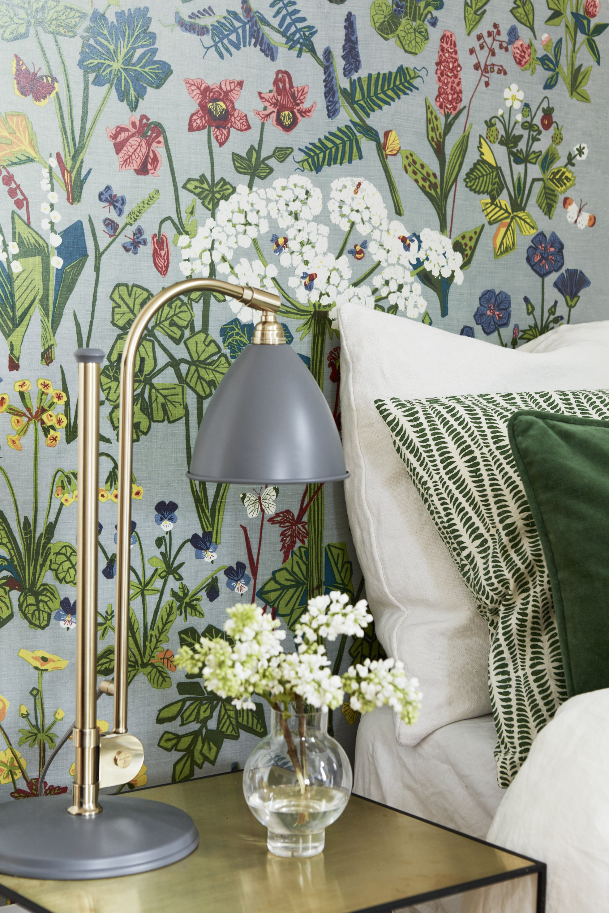 «Aurora» gjør seg på soverommet, synes Torkildsby. Den grå bunnfargen roer ned inntrykket. Med en gardin fra tak til gulv i en av rødfargene blir det i følge henne perfekt.