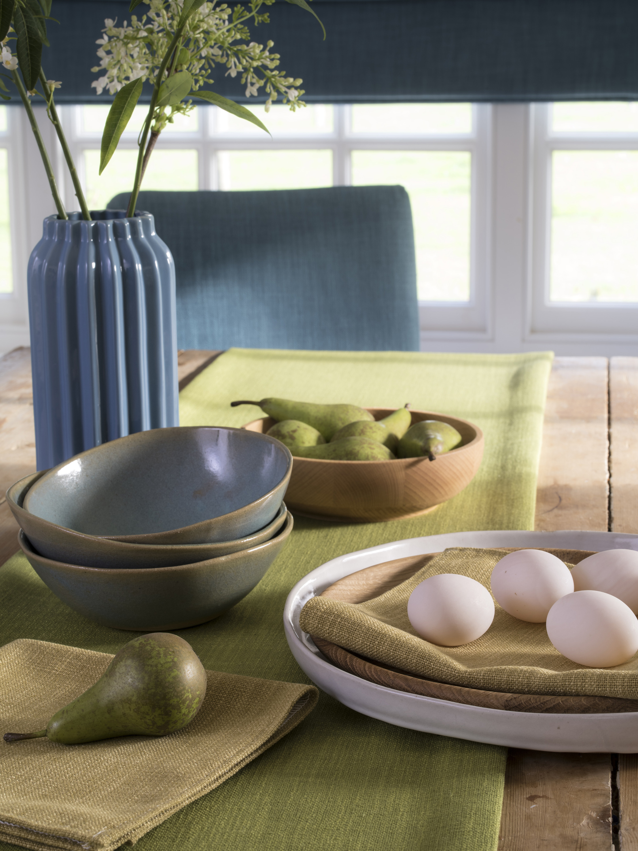 FARGER: Fargene p&aring;virker oss i hverdagen, ogs&aring; n&aring;r vi spiser. Innslag av duse tekstiler gj&oslash;r seg p&aring; bordet. Tekstilet Vienna er fra Borge. (Foto: Borge)