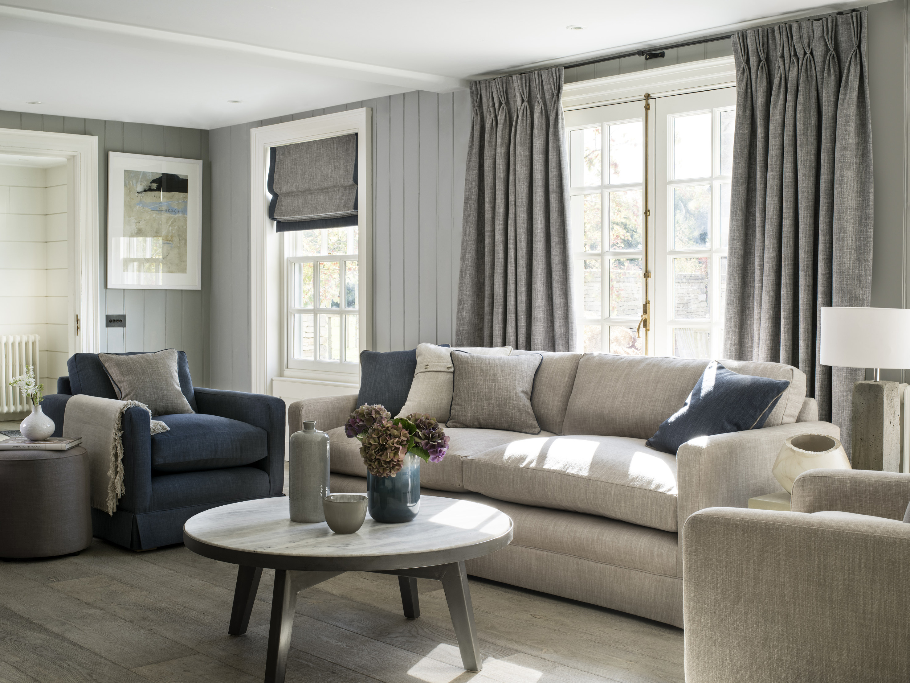 FASTE LEGG PÅ SKJULT STANG: I denne stuen er det også valgt å sy gardinene med faste legg. Her er krokene festet slik at gardinhodet dekker stangen. Tekstilet Vienna er fra Clarke & Clarke/Borge.