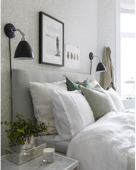 LUNT: Sammen med myke tekstiler og en lys, dus mønstrete tapet gir sengegavlen den lunheten som trengs på soverommet. (Foto: Borge)