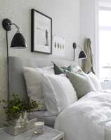 <b>LUNT:</b> Sammen med myke tekstiler og en lys, dus mønstrete tapet gir sengegavlen den lunheten som trengs på soverommet. (Foto: Borge)