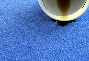 BORTE VEKK: Kaffeflekker på tepper kan være vanskelig å bli kvitt. Prøv med vann og hvitt papir. Alternativt finnes egne «kaffeflekkfjernere» hos din lokale teppehandler. (Foto: Robert Walmann/ifi.no)