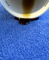<b>BORTE VEKK:</b> Kaffeflekker på tepper kan være vanskelig å bli kvitt. Prøv med vann og hvitt papir. Alternativt finnes egne «kaffeflekkfjernere» hos din lokale teppehandler. (Foto: Robert Walmann/ifi.no)