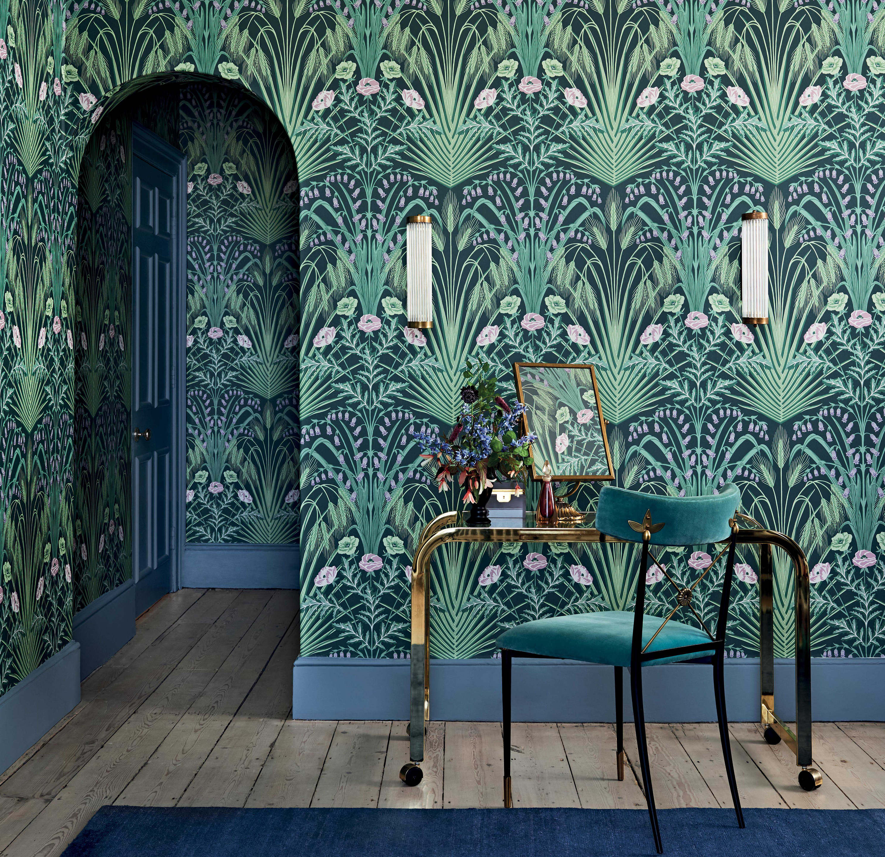 Blå, blomstrete tapet