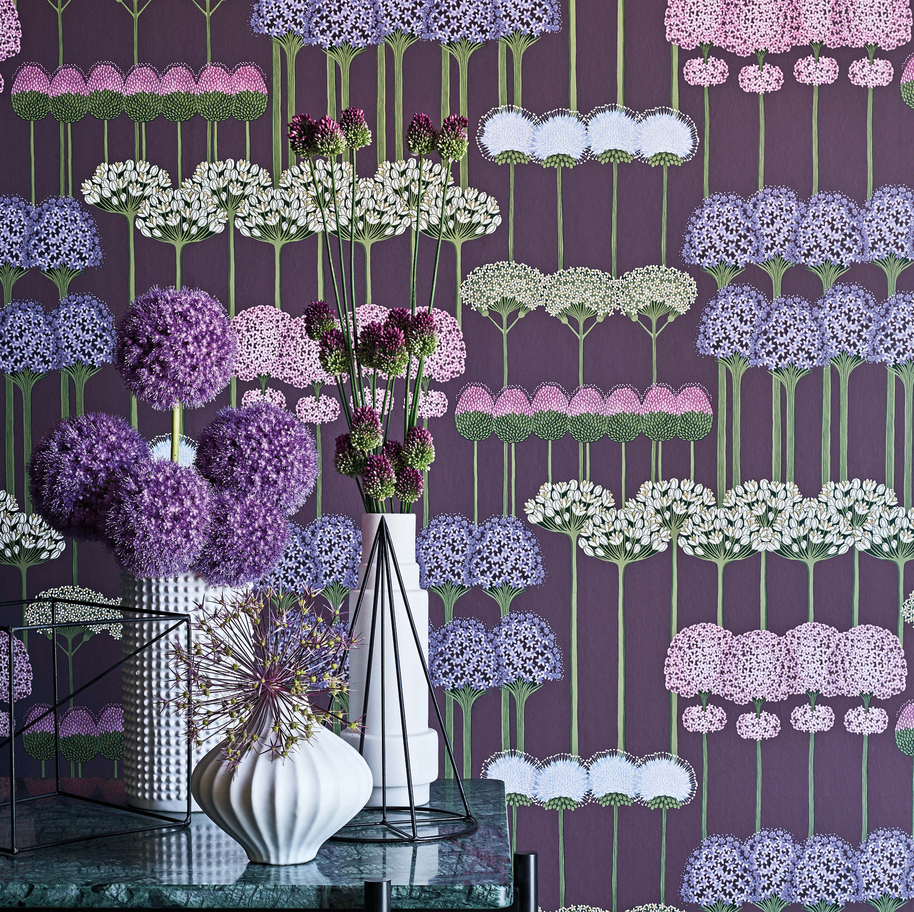 Lilla løkplanter på tapet